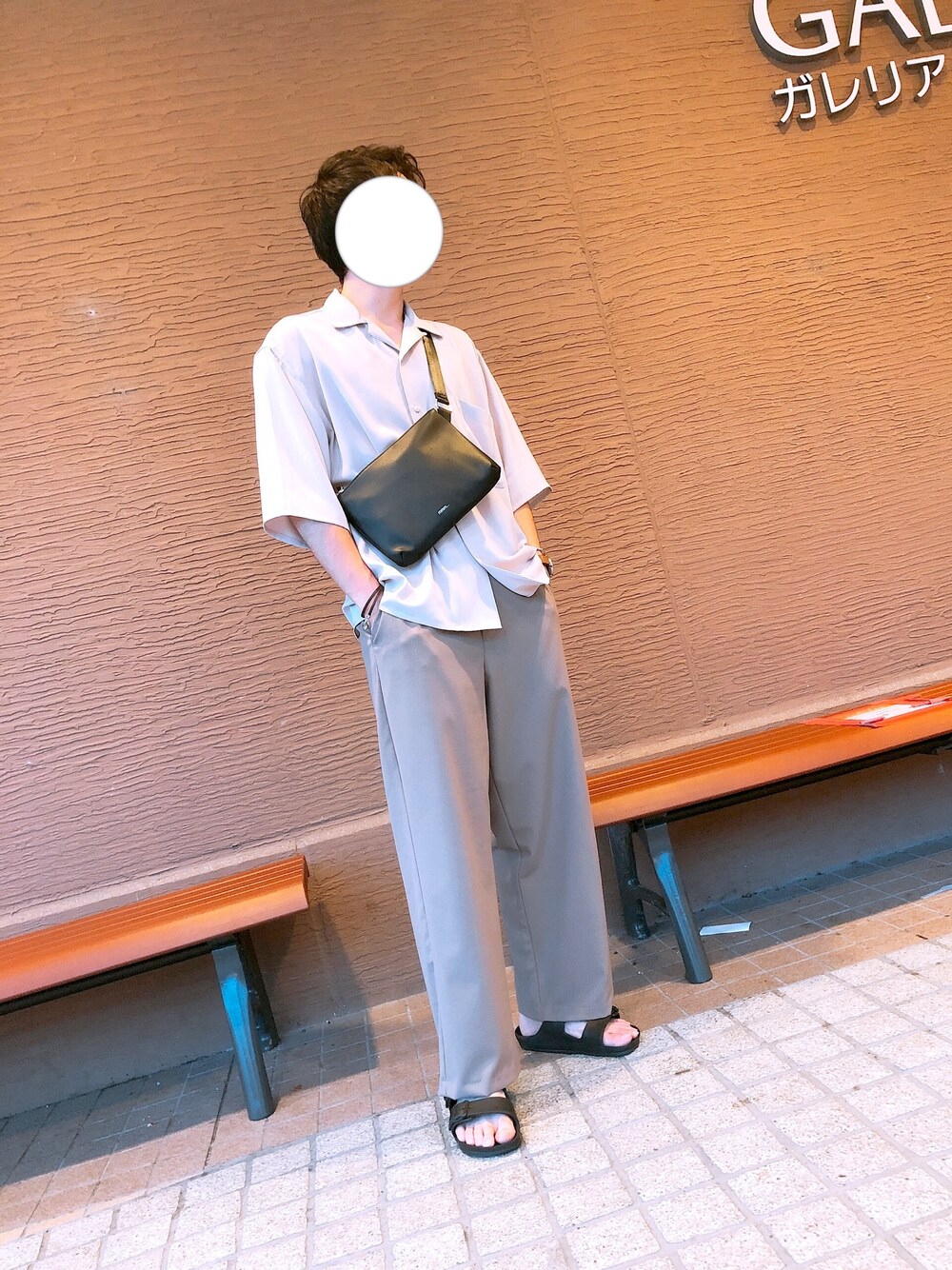 「今日のコーデ、ワントーンコーデ、夏コーデ、ゆるコーデ、オーバーサイズ、ベージュ、サコッシュ」｜「ZIP FIVEのEVAスポーツベルトサンダル（サンダル、ブラック系）」を使った、じまくん@うぇありすたさん（メンズ・172cm）の夏コーディネートの1枚目の写真