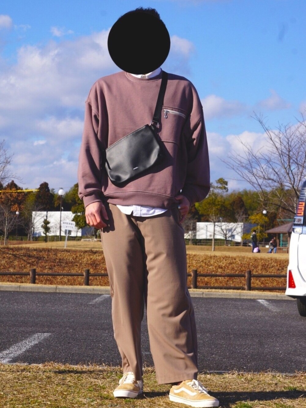 「春コーデ、休日スタイル、チョコ色に染まれ、ベージュ、スウェット、ワイドパンツ、VANS、おしゃれさんと繋がりたい、いいね、save、フォローお願いします🤑、レイヤードスタイル」｜「VANSのVANS ヴァンズ “COMFORT” OLD SKOOL ヴァンズ オールドスクール V36CF CALM TAUPE（スニーカー、ベージュ系）」を使った、じまくん@うぇありすたさん（メンズ・170cm）の冬コーディネートの1枚目の写真