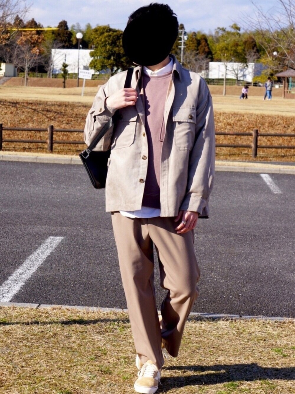 「ゆるコーデ、淡色コーデ、SENSEOFPLACE、休日スタイル、お洒落さんとつながりたい、いいね、save、フォローお願いします🤑、春、ワイドパンツ、春コーデ、ベージュ」｜「VANSのVANS ヴァンズ “COMFORT” OLD SKOOL ヴァンズ オールドスクール V36CF CALM TAUPE（スニーカー、ベージュ系）」を使った、じまくん@うぇありすたさん（メンズ・170cm）の春コーディネートの1枚目の写真