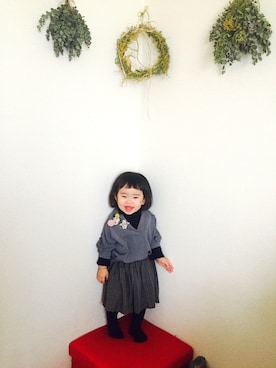 「アイテム（ブローチ/コサージュ）」を使った、小依さん（キッズ・80cm）の春コーディネート