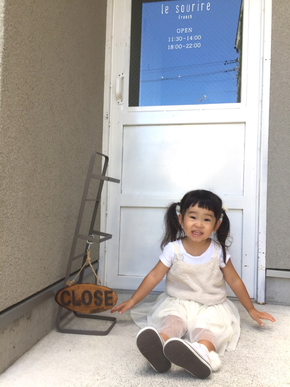「ビスチェ、女の子コーデ、GU」｜「GUのアイテム（チューブトップ、ベージュ系）」を使った、小依さん（キッズ・90cm）の秋コーディネートの1枚目の写真