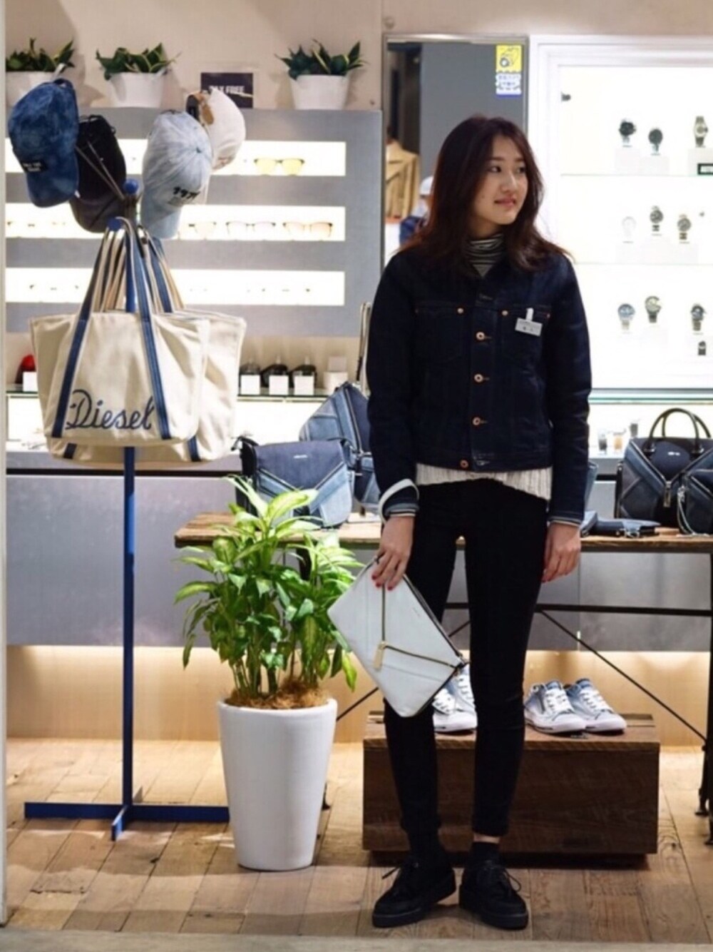 「Diesel、DIESELACC、DIESEL大宮ルミネ、大宮ルミネ、デニムはやっぱりディーゼル」｜「DIESELのSKINZEE L.30 0813E（デニムパンツ、ブラック系）」を使った、A.SHIOIRIさん（レディース・163cm）の春コーディネートの1枚目の写真