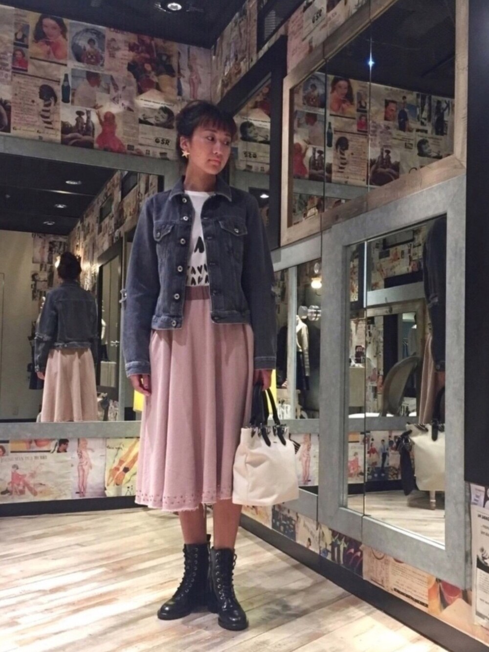 「Diesel、dieselshibuya、ディーゼル、ディーゼル渋谷、デニムはやっぱりディーゼル、デニムから始まったライフスタイルブランド、デニムジャケット、秋コーデ、着まわしコーデ」｜「DIESELの00SZP2084LG（デニムジャケット、ブラック系）」を使った、A.SHIOIRIさん（レディース・163cm）の秋コーディネートの1枚目の写真