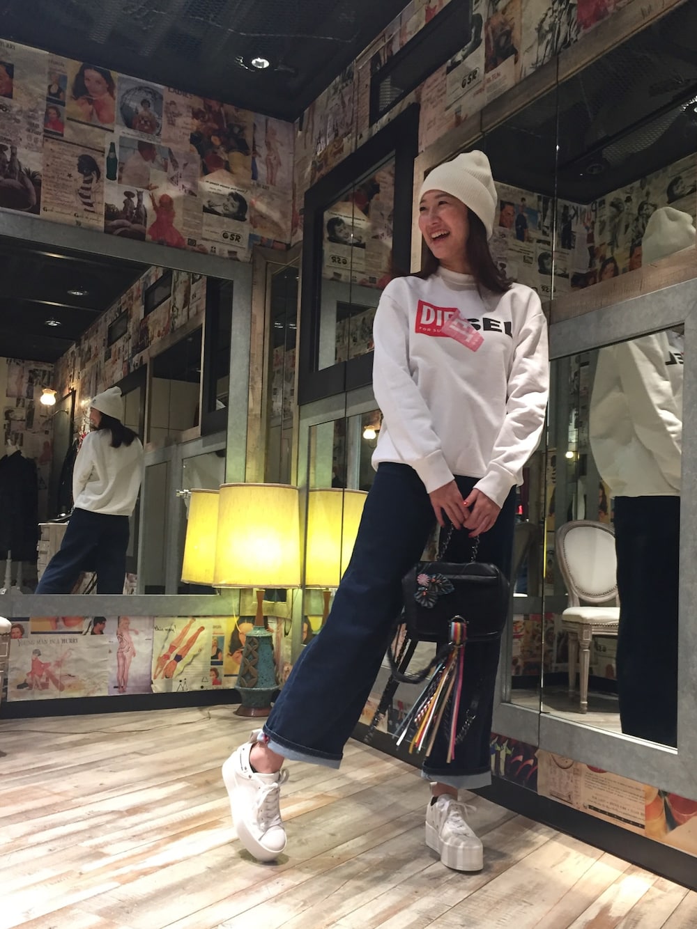 「Diesel、dieselshibuya、ディーゼル、ディーゼル渋谷、デニムはやっぱりディーゼル、デニムから始まったライフスタイルブランド、ワイドデニム、スウェット、厚底スニーカー」｜「DIESELの00SVEX0DAOB（ニットキャップ/ビーニー、ホワイト系）」を使った、A.SHIOIRIさん（レディース・163cm）の秋コーディネートの1枚目の写真