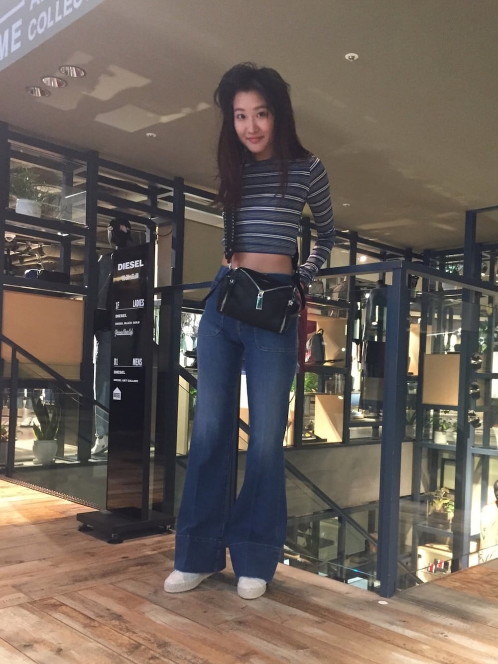 「Diesel、dieselblackgold、dieselshibuya、ディーゼル、ディーゼル渋谷、デニムはやっぱりディーゼル、デニムから始まったライフスタイルブランド、デニム、ヘソだし、madetorunaway」｜「DIESEL BLACK GOLDのアイテム（トップス、ブルー系）」を使った、A.SHIOIRIさん（レディース・163cm）の春コーディネートの1枚目の写真