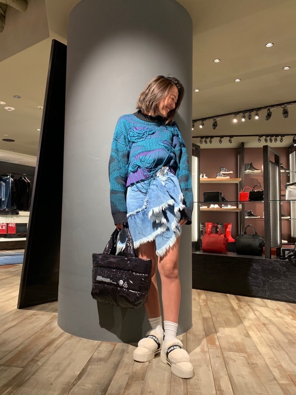 「Diesel、dieselshibuya、ディーゼル、ディーゼル渋谷、デニムスカート、ニット、秋コーデ」｜「DIESELのレディース カモフラ ジャガードニット トップス（ニット/セーター、ブルー系）」を使った、A.SHIOIRIさん（レディース・163cm）の夏コーディネートの1枚目の写真