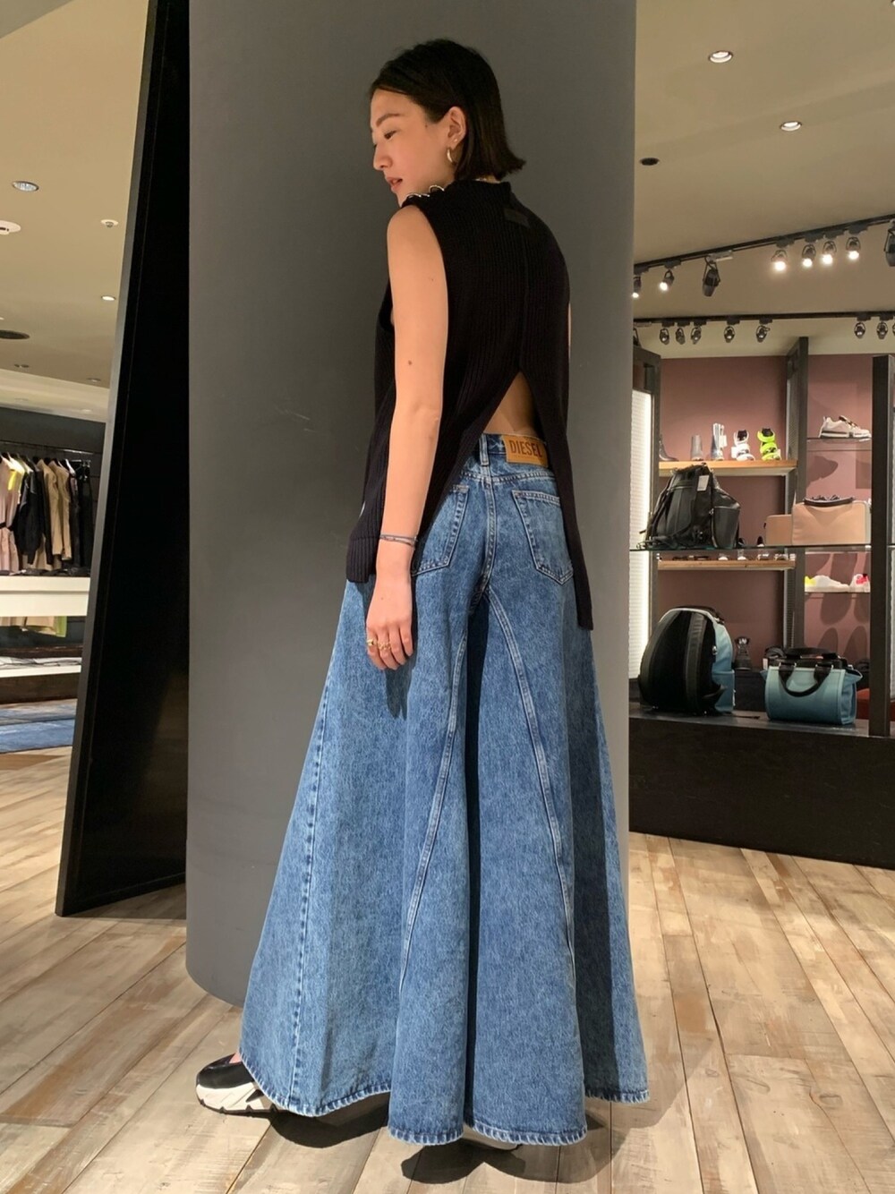 「Diesel、dieselshibuya、ディーゼル、ディーゼル渋谷、デニムはやっぱりディーゼル、デニムから始まったライフスタイルブランド、ニットベスト、デニム、ダッドスニーカー、大人カジュアル」｜「DIESELのレディース ニット　ノースリーブニットトップス（ニット/セーター、ブラック系）」を使った、A.SHIOIRIさん（レディース・163cm）の夏コーディネートの1枚目の写真