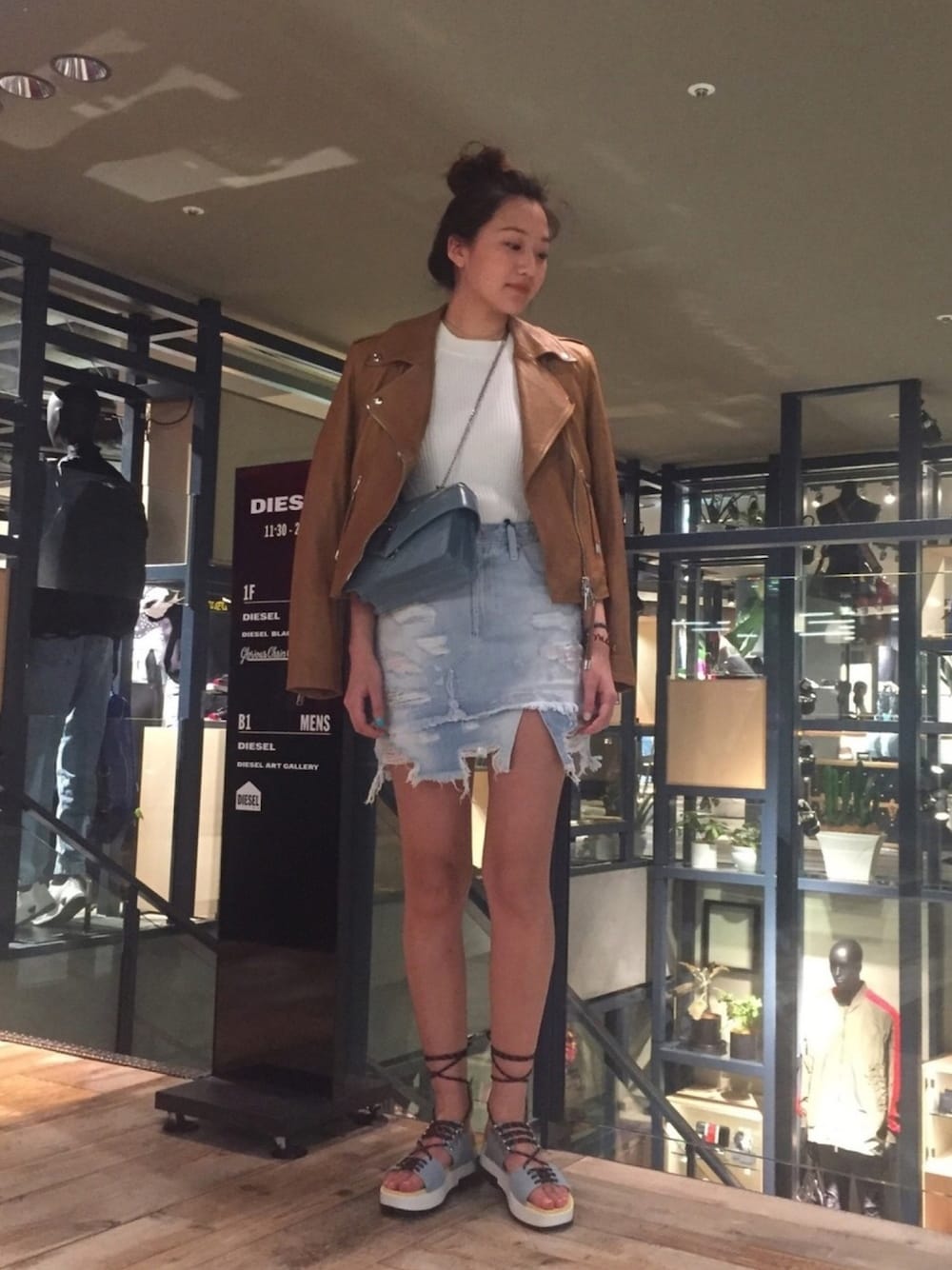 「Diesel、dieselshibuya、ディーゼル、ディーゼル渋谷、デニムはやっぱりディーゼル、デニムから始まったライフスタイルブランド、ライダース、デニムスカート」｜「DIESELのアイテム（ライダースジャケット、ブラウン系）」を使った、A.SHIOIRIさん（レディース・163cm）の春コーディネートの1枚目の写真