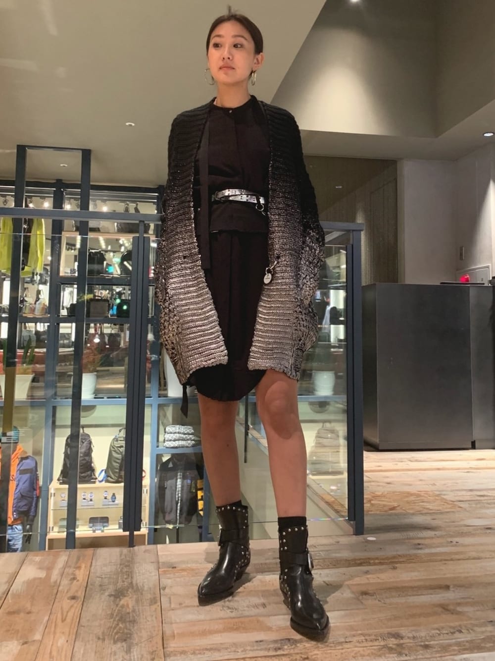 「Diesel、dieselshibuya、ディーゼル、ディーゼル渋谷、デニムはやっぱりディーゼル、デニムから始まったライフスタイルブランド、ホリデーコレクション」｜「DIESELのWOMEN'Sデニムウエストバンドシャツドレス（ワンピース、ブラック系）」を使った、A.SHIOIRIさん（レディース・163cm）の秋コーディネートの1枚目の写真