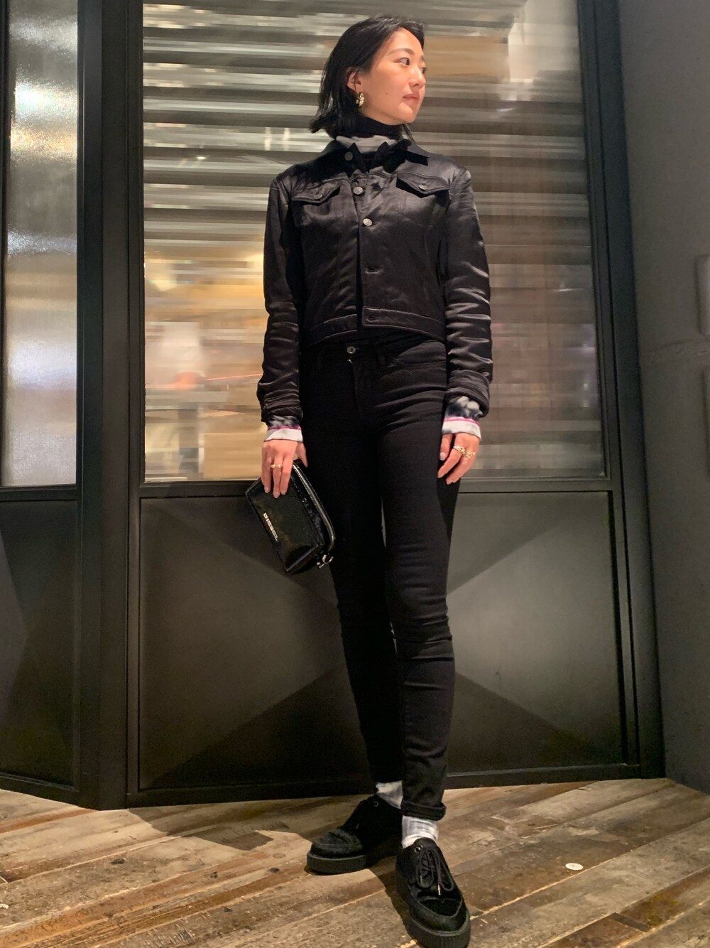 「Diesel、dieselshibuya、ディーゼル、ディーゼル渋谷、ブラック、サテン、タイダイ柄、タートルネック、きれいめカジュアル」｜「DIESELのレディース トップス タイダイ柄タートルネック（Tシャツ/カットソー、ブラック系）」を使った、A.SHIOIRIさん（レディース・163cm）の秋コーディネートの1枚目の写真