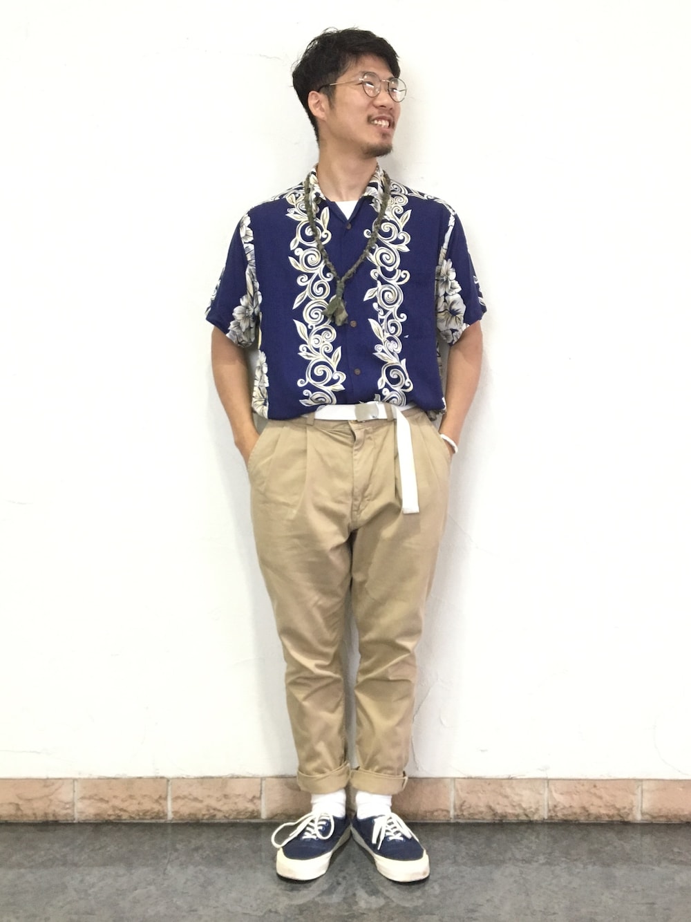 「アロハシャツ、orslow」｜「orSlowのアイテム（チノパンツ、ベージュ系）」を使った、masudaryusukeさん（メンズ・171cm）の夏コーディネートの1枚目の写真