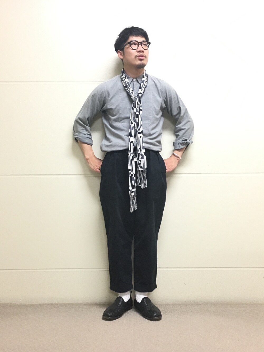 「モノトーン、モノトーンコーデ」｜「BEAMS PLUSのアイテム（チノパンツ、ブラック系）」を使った、masudaryusukeさん（メンズ・171cm）の夏コーディネートの1枚目の写真