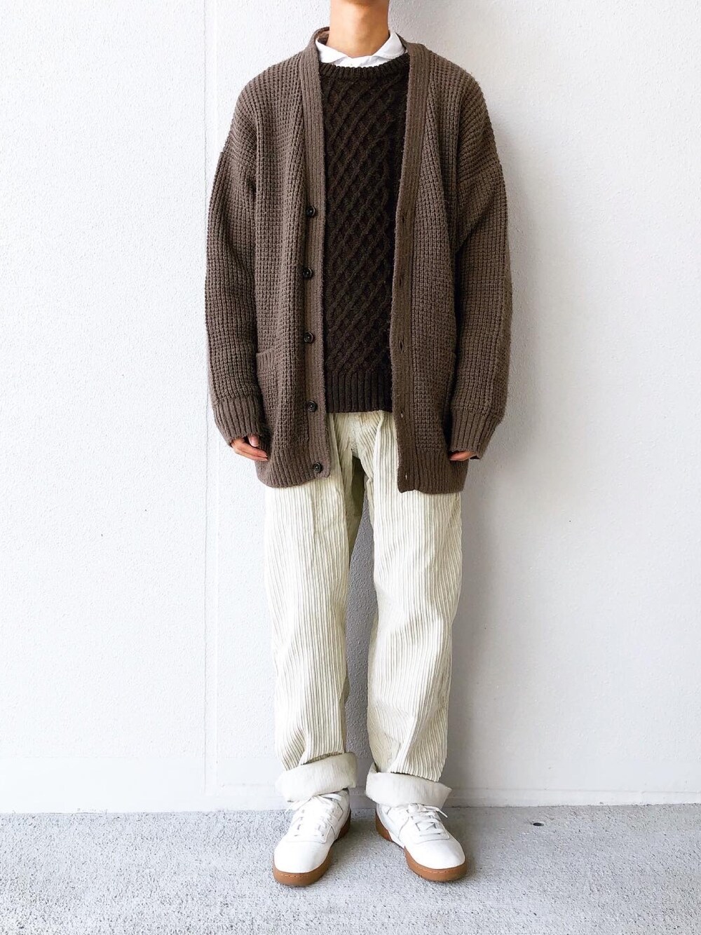 「年末WEAR感謝祭、秋冬コーデ、お洒落さんとつながりたい、いいね、save、フォローお願いします🤑、今日のコーデ、プチプラ、古着、おしゃれさんと繋がりたい、低身長、ベージュ」｜「MONKEY TIMEの＜monkey time＞ ∴ オーバーサイズド カーディガン（カーディガン/ボレロ、ブラウン系）」を使った、Mottyさん（メンズ・167cm）の冬コーディネートの1枚目の写真