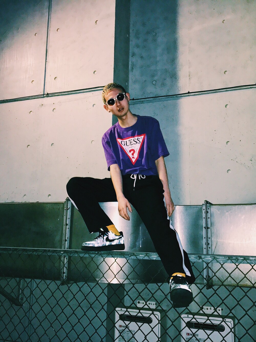「guess、ジャージ、ナイキ、大学生」｜「GuessのGUESS Originals S/S CLASSIC OS LOGO TEE（Tシャツ/カットソー、パープル系）」を使った、🌖さん（メンズ・166cm）の春コーディネートの1枚目の写真