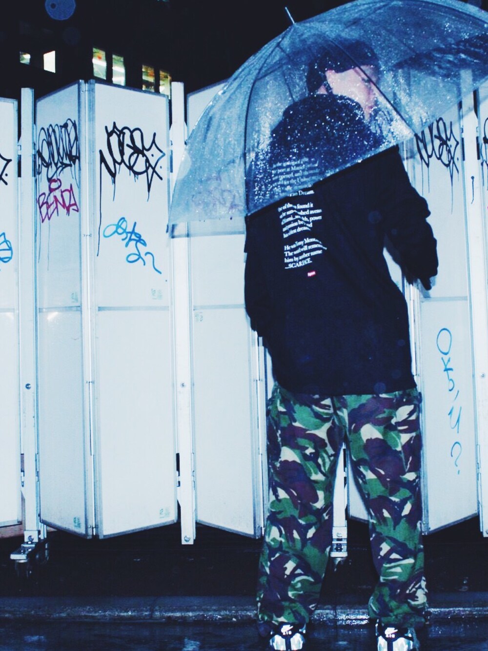 「NIKE、supreme、大学生、カモフラ、秋のコーデ、ストリート、ミリタリー、古着」｜「Supreme のアイテム（パーカー、ブラック系）」を使った、🌖さん（メンズ・166cm）の秋コーディネートの1枚目の写真