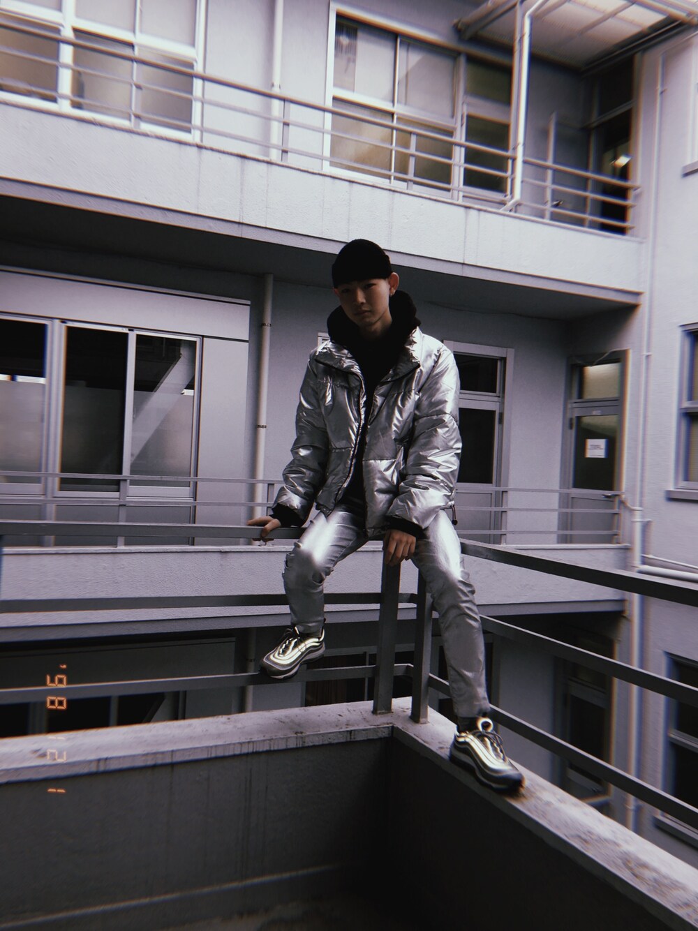 「ダウンジャケット、H&M、NIKE、シルバー、大学生」｜「NIKEのAIR MAX 97 UL '17 ナイキ エア マックス ９７ ウルトラ １７ 918356 003MTLC SILVER/VARSITY RED-BLACK-WHITE（スニーカー、シルバー系）」を使った、🌖さん（メンズ・166cm）の冬コーディネートの1枚目の写真