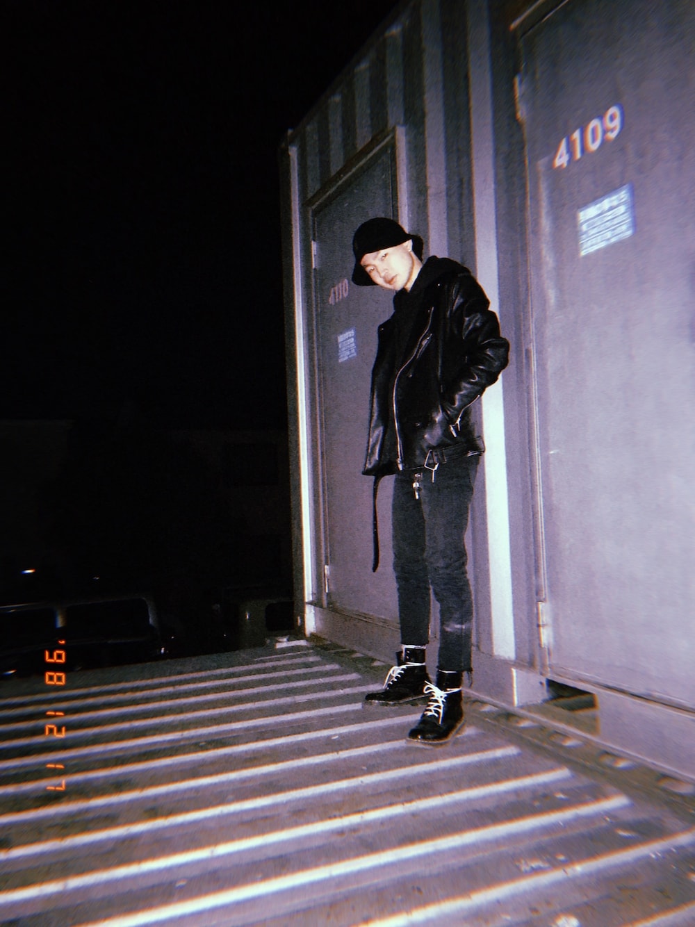 「黒、ライダース、黒スキニー、Dr.Martens、冬コーデ、大学生、ストリート、パンク」｜「KANGOLの【KANGOL】Bermuda Casual / 【カンゴール】バミューダ　カジュアル（ハット、ブラック系）」を使った、🌖さん（メンズ・166cm）の冬コーディネートの1枚目の写真