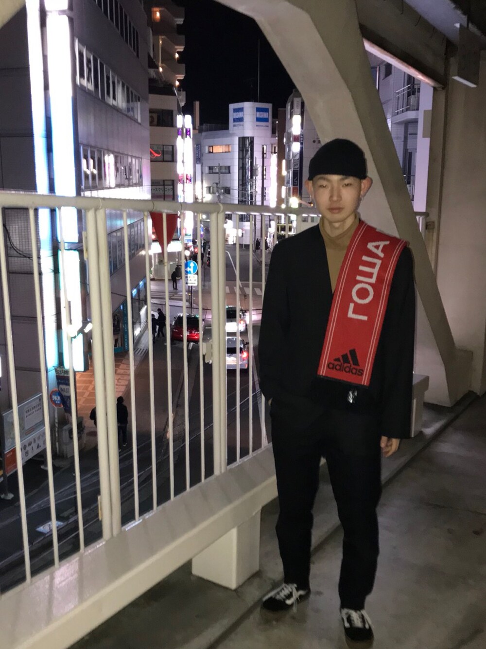 「冬コーデ、gosharubchinskiy、adidas、VANS、シンプルコーデ、黒、マフラー、古着」｜「Gosha Rubchinskiyのアイテム（マフラー、レッド系）」を使った、🌖さん（メンズ・166cm）の冬コーディネートの1枚目の写真