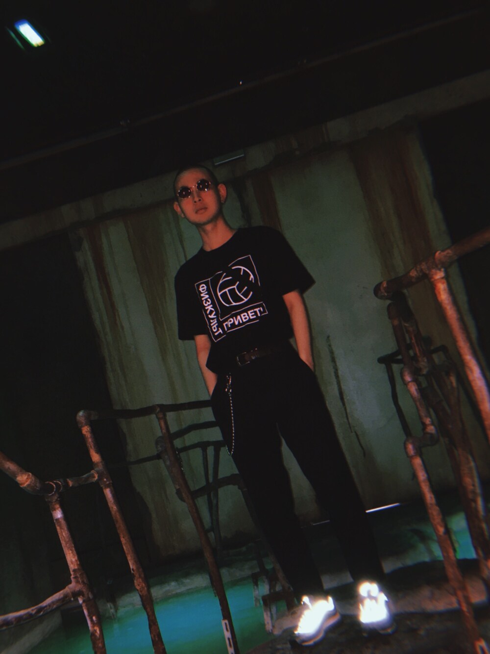 「ootd、スニーカー、gosharubchinskiy、NIKE、ブラック、春、休日スタイル、スラックス、おしゃれさんと繋がりたい」｜「Gosha Rubchinskiyのアイテム（Tシャツ/カットソー、ブラック系）」を使った、🌖さん（メンズ・166cm）の春コーディネートの1枚目の写真