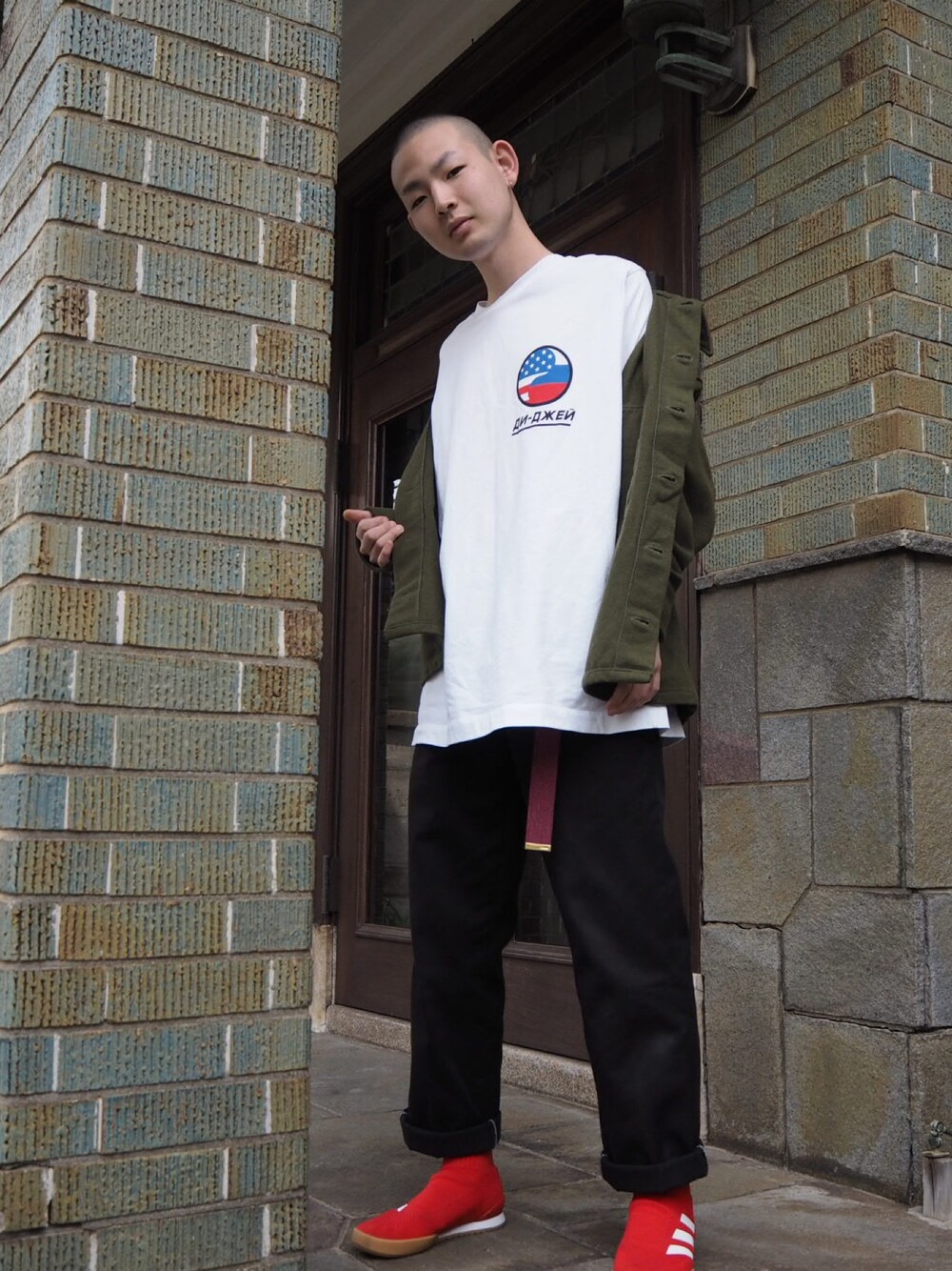 「ビッグシルエット、オーバーサイズ、gosharubchinskiy、adidas、古着、Dickies、ワークパンツ、ストリート、ガチャベルト」｜「Gosha Rubchinskiyのアイテム（Tシャツ/カットソー、ホワイト系）」を使った、🌖さん（メンズ・167cm）の春コーディネートの1枚目の写真