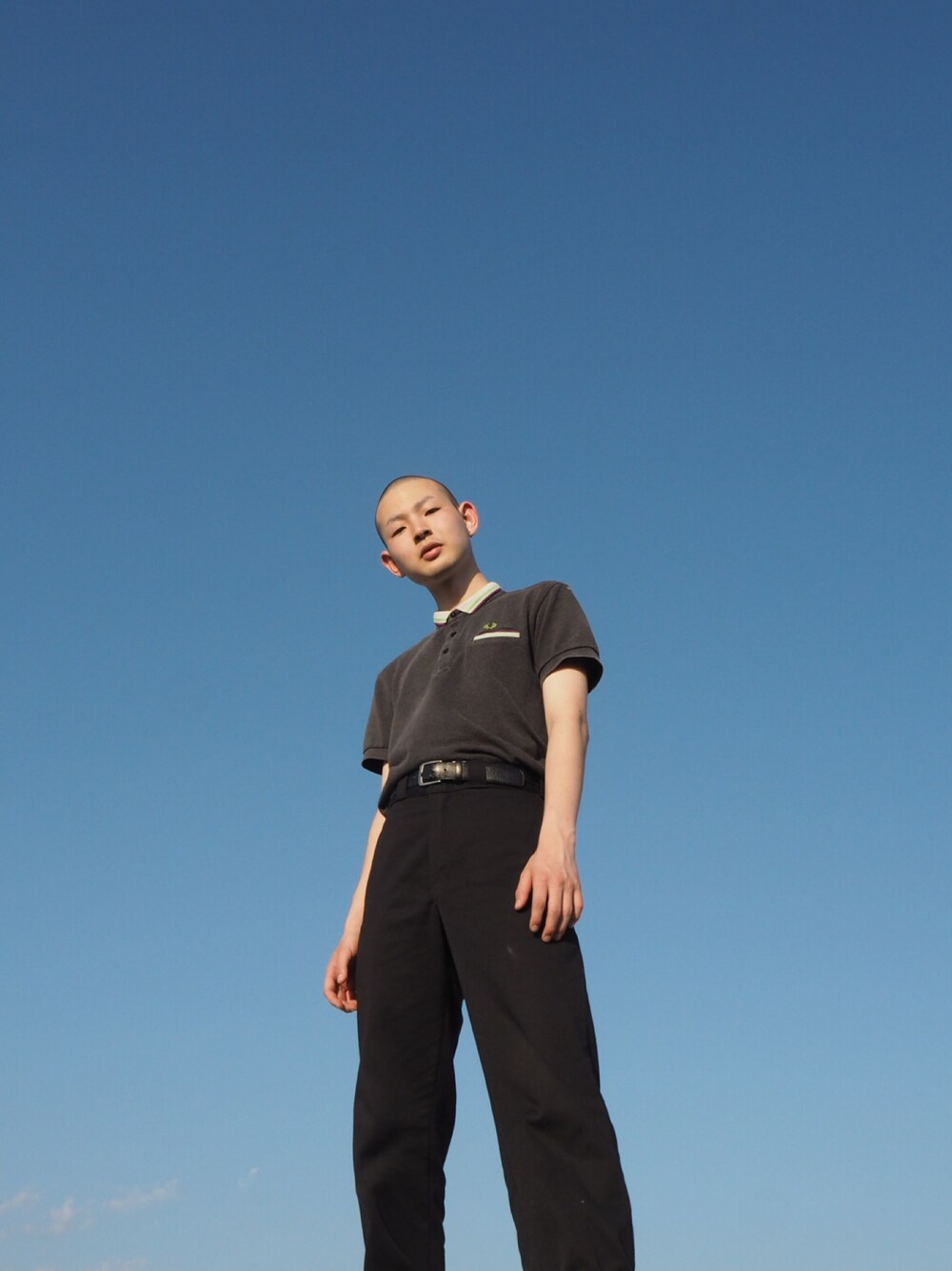「シンプルコーデ、夏、ポロシャツ、FRED PERRY、Dickies、タックイン、ストリート、古着」｜「FRED PERRYのアイテム（ポロシャツ、グレー系）」を使った、🌖さん（メンズ・167cm）の夏コーディネートの1枚目の写真