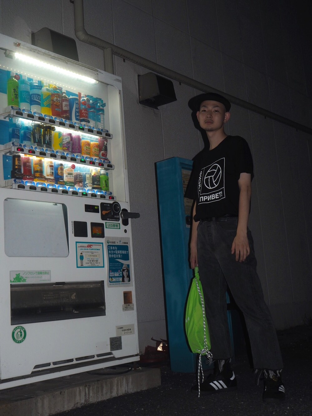 「gosharubchinskiy、adidas、samba、黒、Levi's、501、古着、シンプルコーデ、ストリート、KANGOL」｜「KANGOLの『TGC着用アイテム』KANGOL SMU Tropic Galaxy / カンゴール エスセムユー トロピック ギャラクシー ベレー帽 / オーバーライド（ハンチング/ベレー帽、ブラック系）」を使った、🌖さん（メンズ・167cm）の夏コーディネートの1枚目の写真