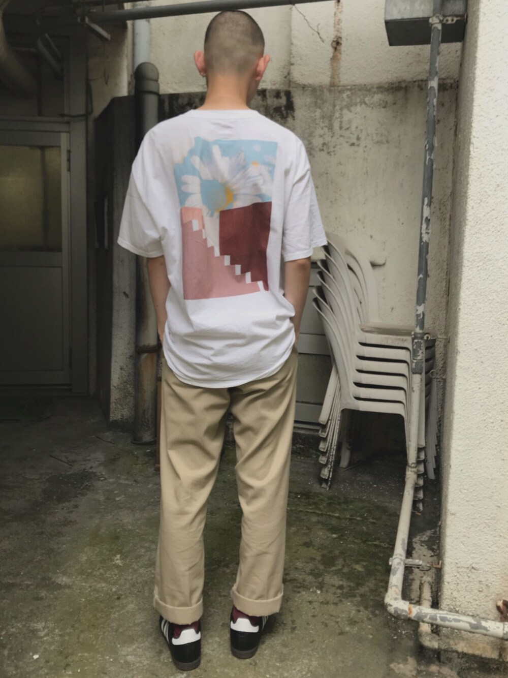 「ttt-msw、Dickies、adidas、夏コーデ、カジュアルコーデ、スニーカー、ビッグT、ストリート、ワークパンツ、シンプルコーデ」｜「TTT MSWのアイテム（Tシャツ/カットソー、ホワイト系）」を使った、🌖さん（メンズ・167cm）の夏コーディネートの1枚目の写真