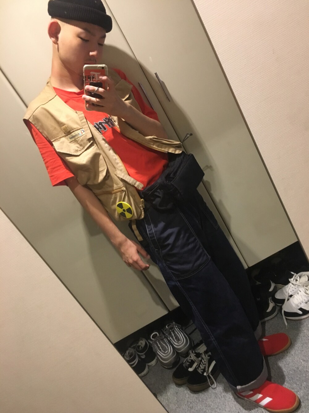 「ベスト、gosharubchinskiy、赤、adidas、COMME des GARCONS、ワイドパンツ、デニム、ボディバッグ、ストリート」｜「Gosha RubchinskiyのGOSHA RUBCHINSKIY(ゴーシャ ラブチンスキー) LOGO TEE（Tシャツ/カットソー、レッド系）」を使った、🌖さん（メンズ・167cm）の夏コーディネートの1枚目の写真