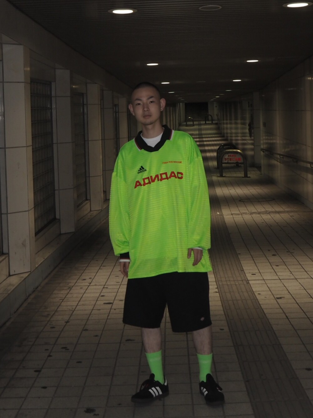 「gosharubchinskiy、adidas、Dickies、黒スニーカー、夏、ビックシルエット、ストリート、ショートパンツ、ゆるコーデ、大学生」｜「Gosha RubchinskiyのGosha Rubchinskiy - プリント ロングtシャツ - men - ポリエステル/リサイクル·ポリエステル - XL（Tシャツ/カットソー、グリーン系）」を使った、🌖さん（メンズ・167cm）の夏コーディネートの1枚目の写真