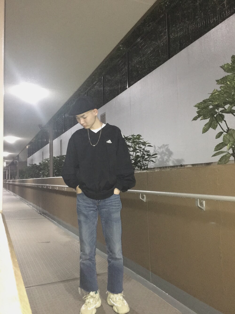 「adidas、古着、yeezy、yeezyboost、yeezy500、Levi's、ジーンズ、黒、スニーカー、ストリート」｜「Levi'sのアイテム（デニムパンツ、ブルー系）」を使った、🌖さん（メンズ・167cm）の秋コーディネートの1枚目の写真