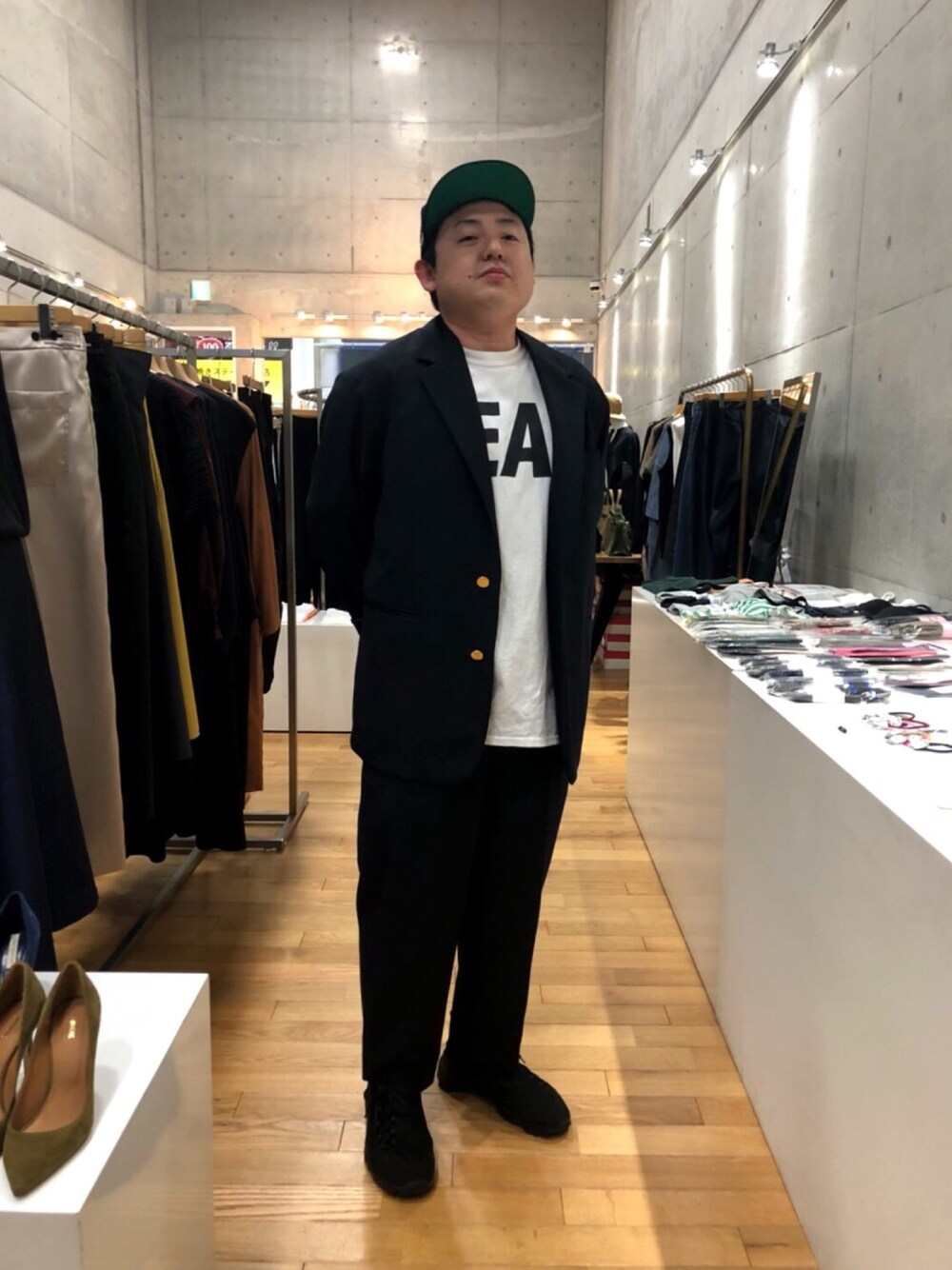 「BLACK COMME des GARCONSのアイテム（スニーカー、ブラック系）」を使った、hideyasusatouさん（メンズ・168cm）の春コーディネートの1枚目の写真