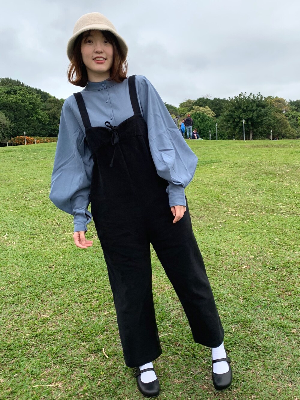 「ootd、日常、日系、女の子、春コーデ、可愛い」｜「stingo.shopのアイテム（サロペット/オーバーオール、ブラック系）」を使った、一圈🎀さん（レディース・160cm）の冬コーディネートの1枚目の写真