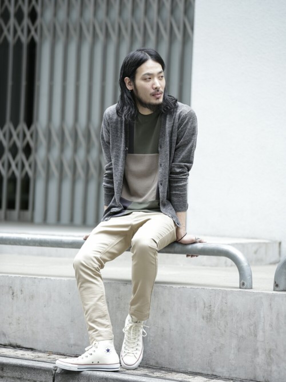 ブラック系のカーディガン/ボレロを着用したメンズの春コーディネートの1枚目の写真