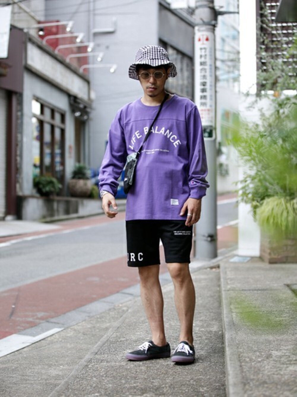 「スニーカー、カジュアル、夏、ストリート、サングラス、ショーツ、nano・universe、夏コーデ、カジュアルコーデ、サコッシュ」｜「LET IT RIDEのLet it Ride/別注　ショーツ（その他パンツ、ブラック系）」を使った、nano・universe snapさん（メンズ・170cm）の夏コーディネートの1枚目の写真
