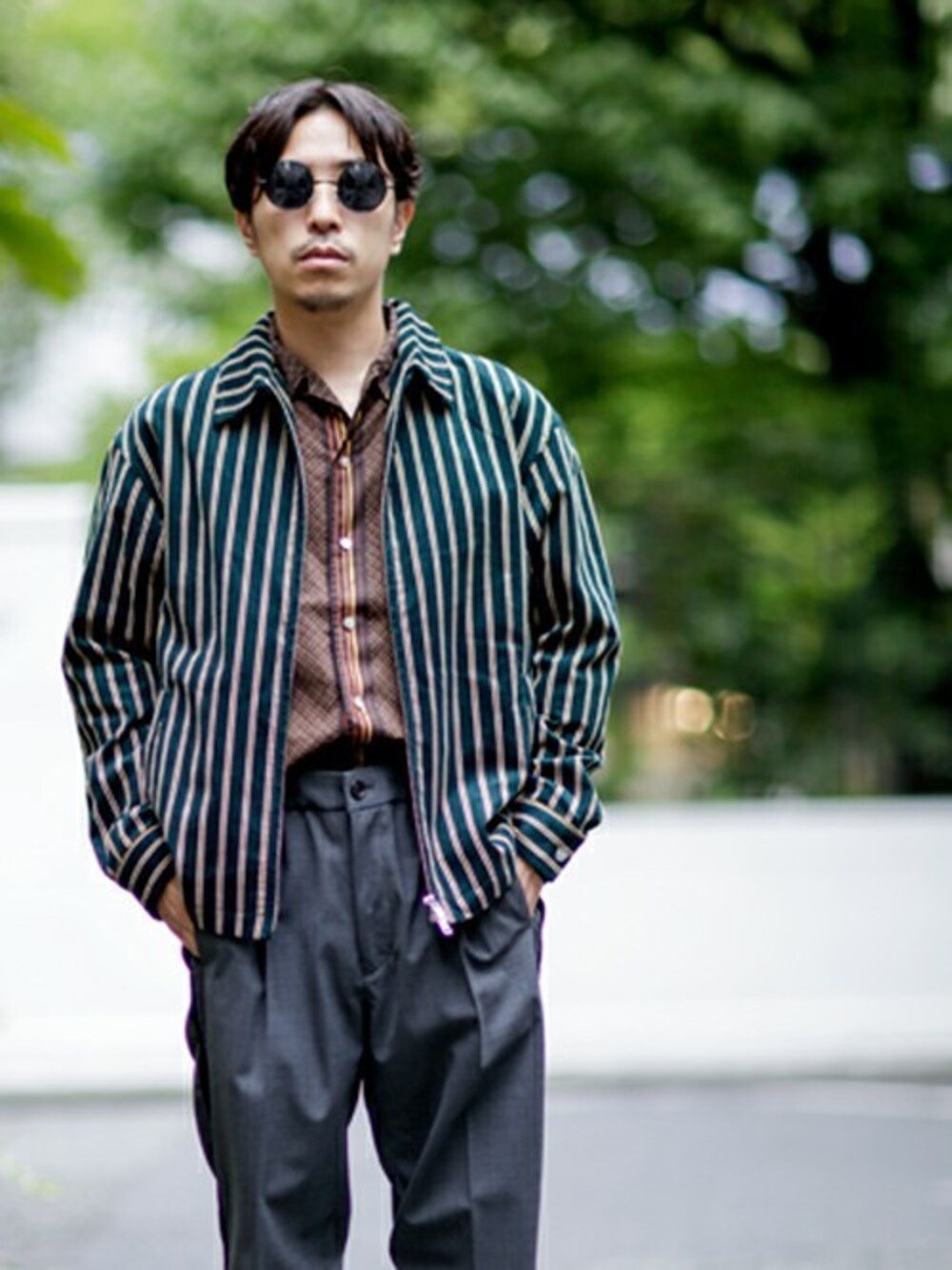 グレー系のその他パンツ、その他のブルゾンを着用したメンズの夏コーディネートの1枚目の写真