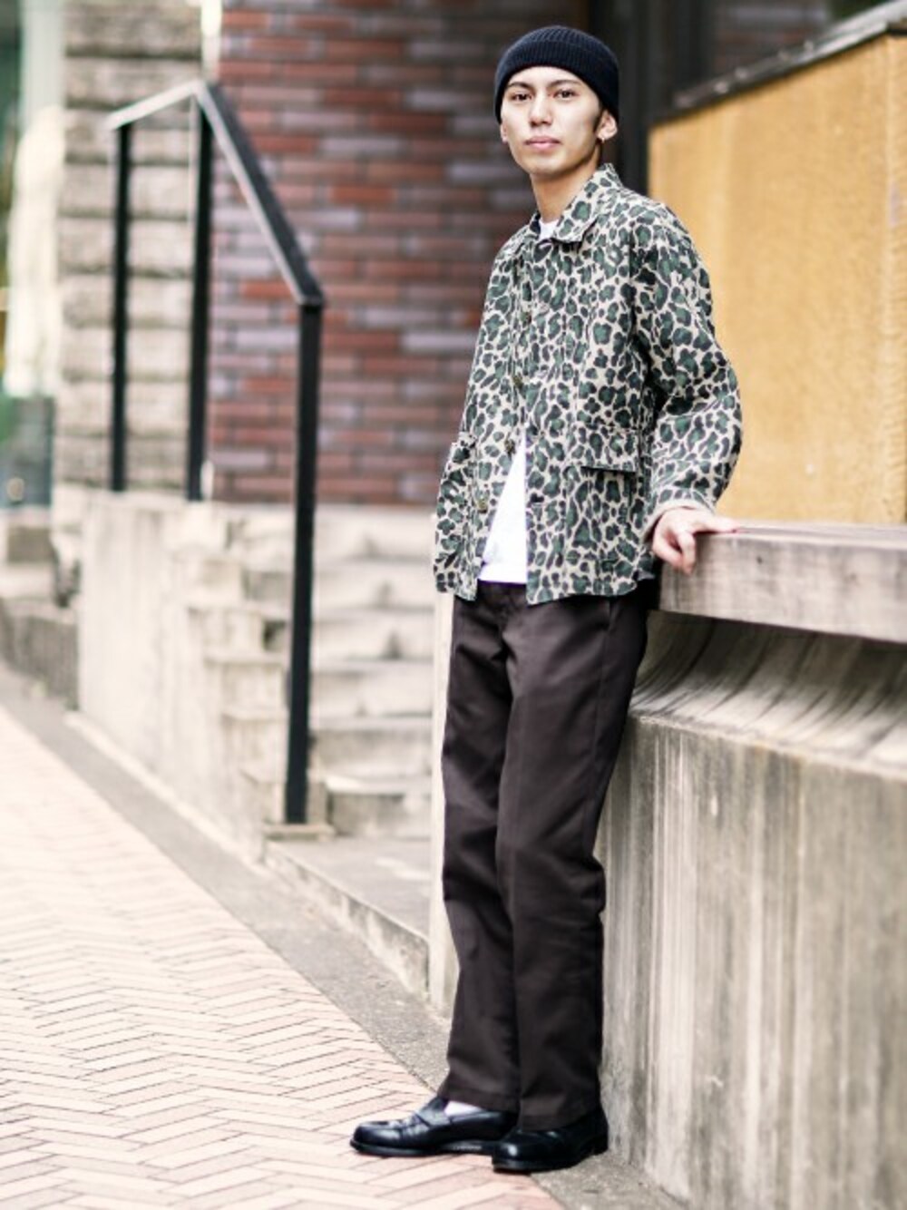 「カジュアル、ストリート、迷彩、レザーシューズ、ワイドパンツ、nano・universe、カジュアルコーデ」｜「NeedlesのBush Jacket Camouflage（ブルゾン、その他）」を使った、nano・universe snapさん（メンズ・170cm）の夏コーディネートの1枚目の写真