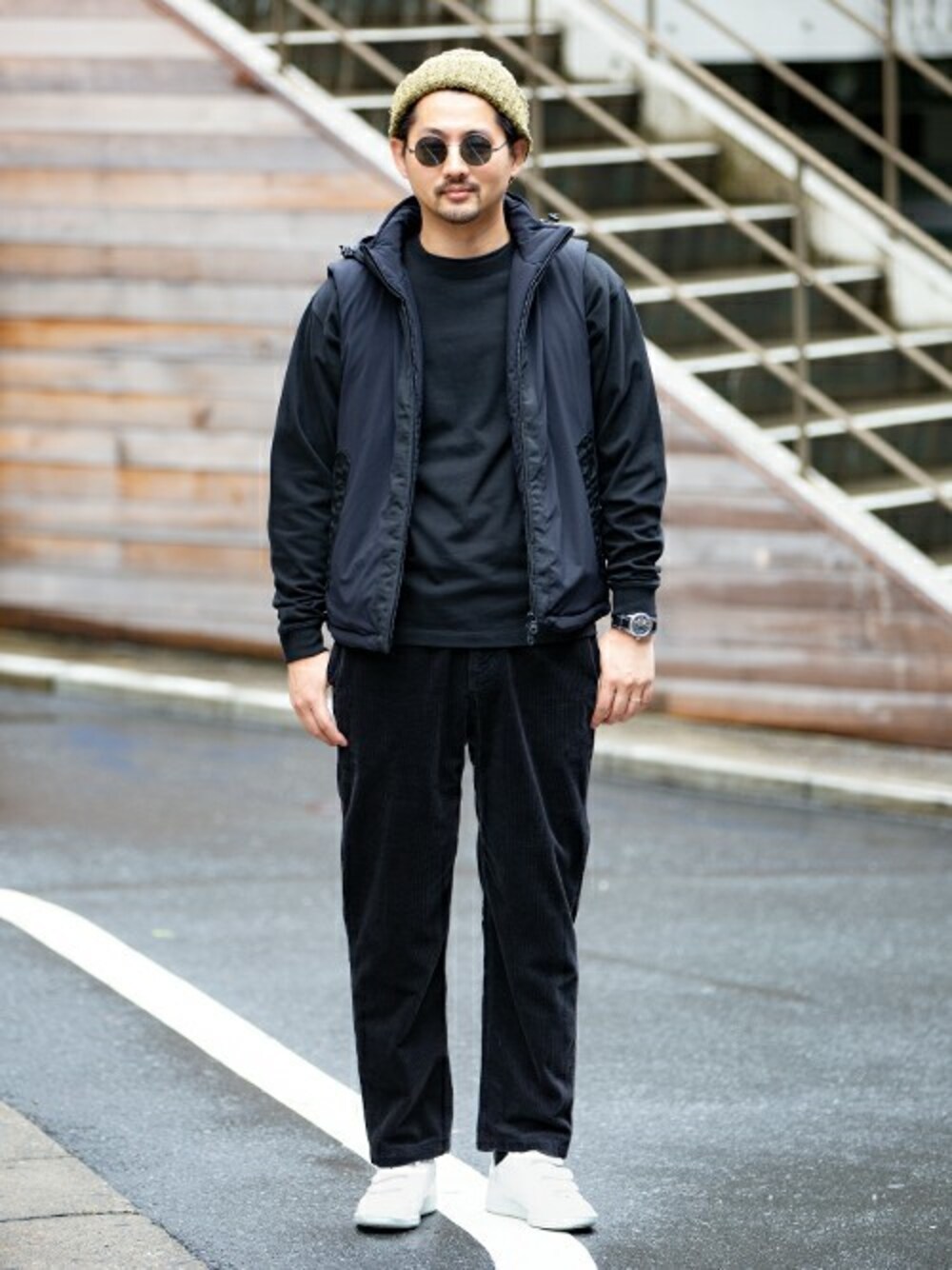 ブラック系のTシャツ/カットソー、ブラック系のその他パンツ、ブラック系のベストを着用したメンズの夏コーディネートの1枚目の写真