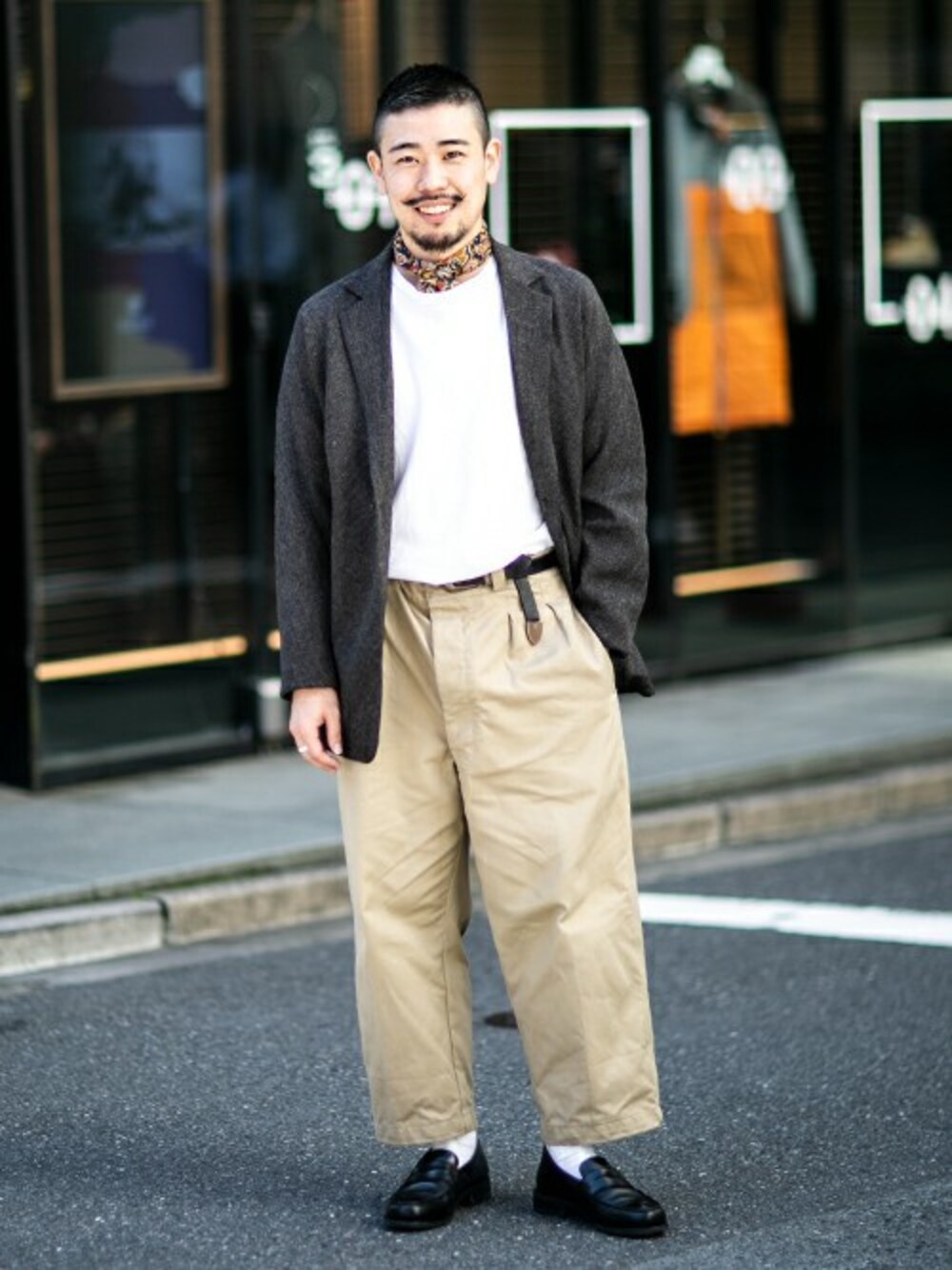 ホワイト系のTシャツ/カットソーを着用したメンズの秋コーディネートの1枚目の写真