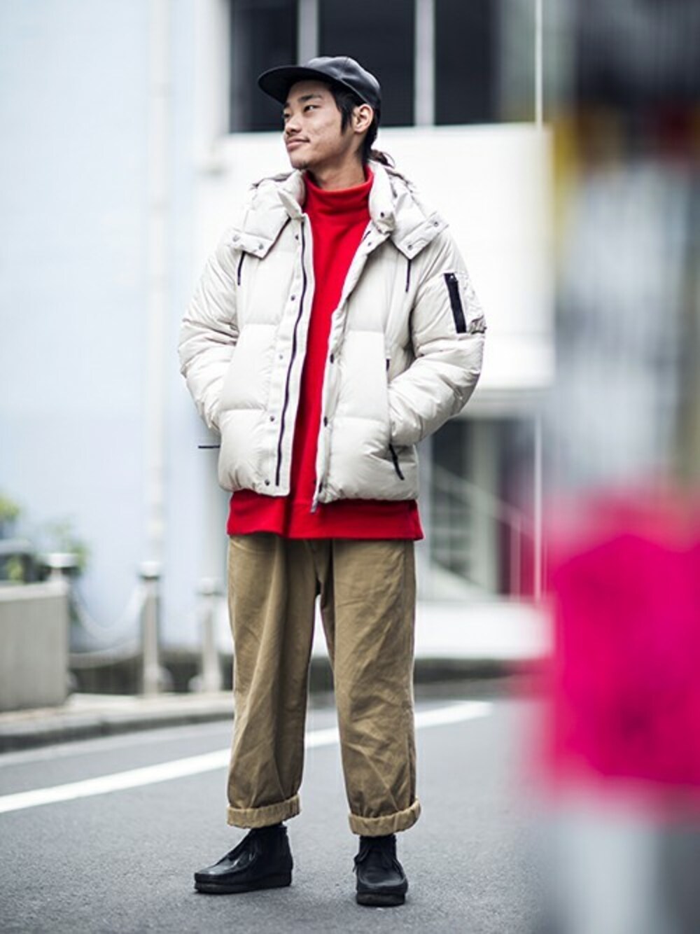 ホワイト系のダウンジャケット/コートを着用したメンズの冬コーディネートの1枚目の写真