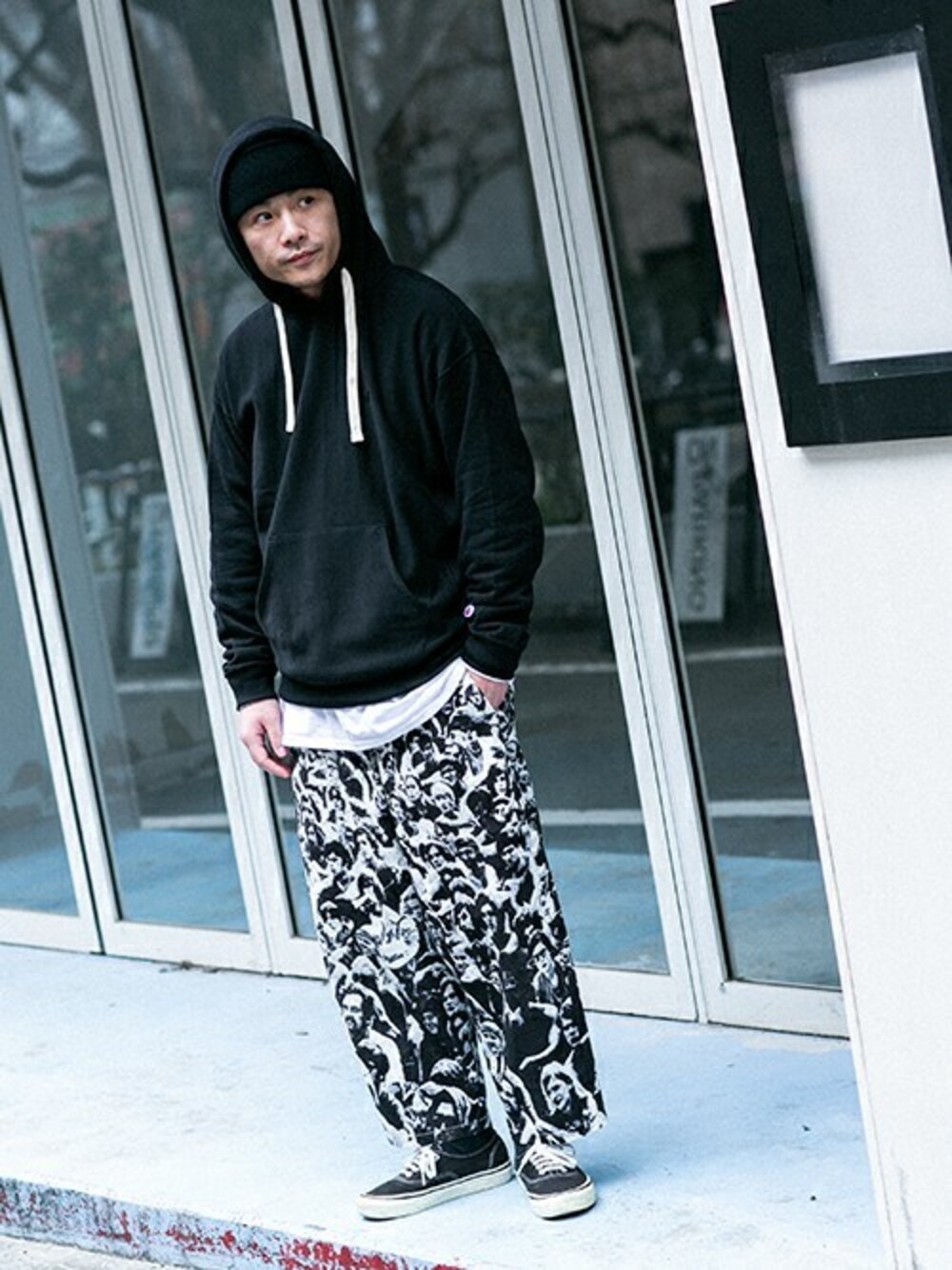 ブラック系のパーカーを着用したメンズの春コーディネートの1枚目の写真