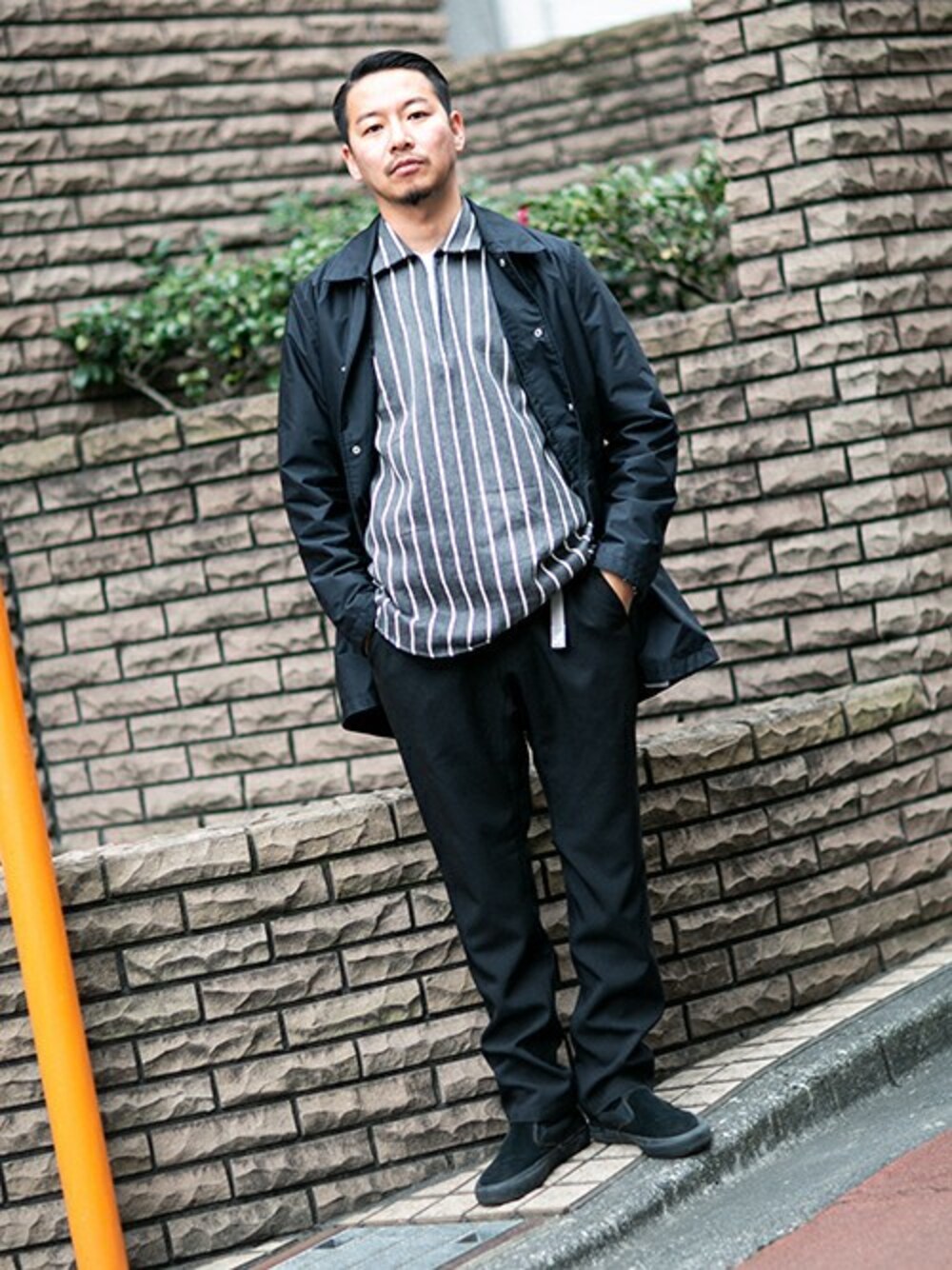 ブラック系のその他パンツを着用したメンズの春コーディネートの1枚目の写真