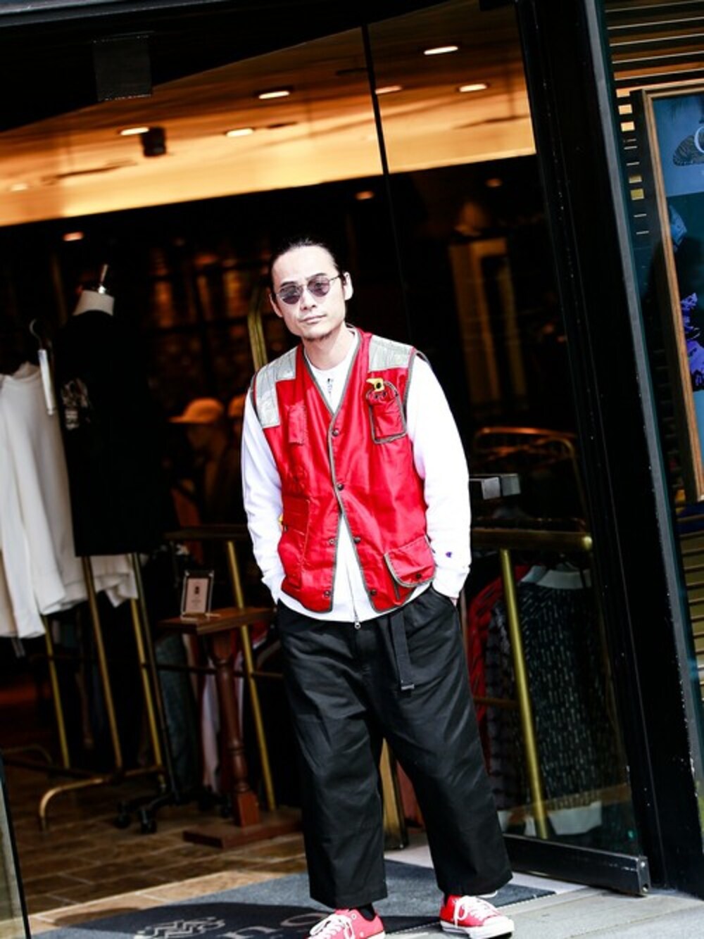 ホワイト系のブルゾンを着用したメンズの春コーディネートの1枚目の写真