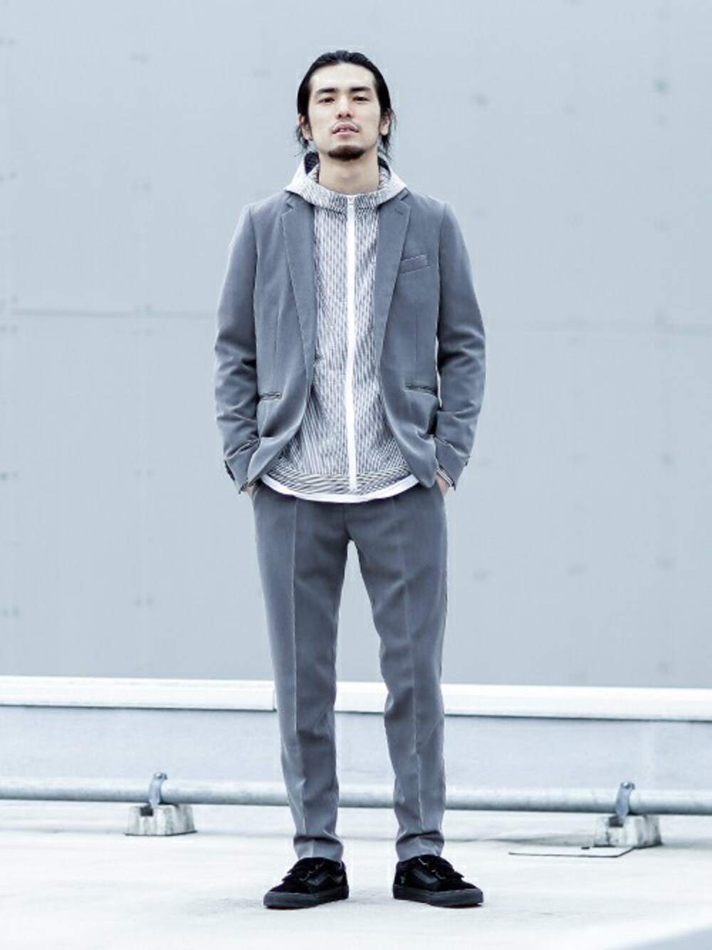 グレー系のテーラードジャケット、グレー系のスラックス、その他のパーカーを着用したメンズの春コーディネートの1枚目の写真