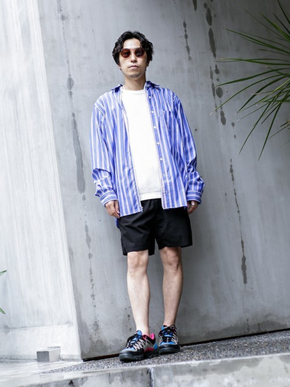「ビッグシルエット、ショートパンツ、別注、LEE、ナイキスニーカー、ストライプシャツ、ショーツ、ナノユニバース、nano・universe、グラミチ」｜「NANO universeの／／タック柄ショートスリーブニット（Tシャツ/カットソー、ホワイト系）」を使った、nano・universe snapさん（メンズ・165cm）の春コーディネートの1枚目の写真