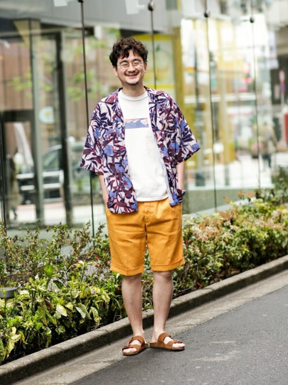 ホワイト系のTシャツ/カットソーを着用したメンズの春コーディネートの1枚目の写真