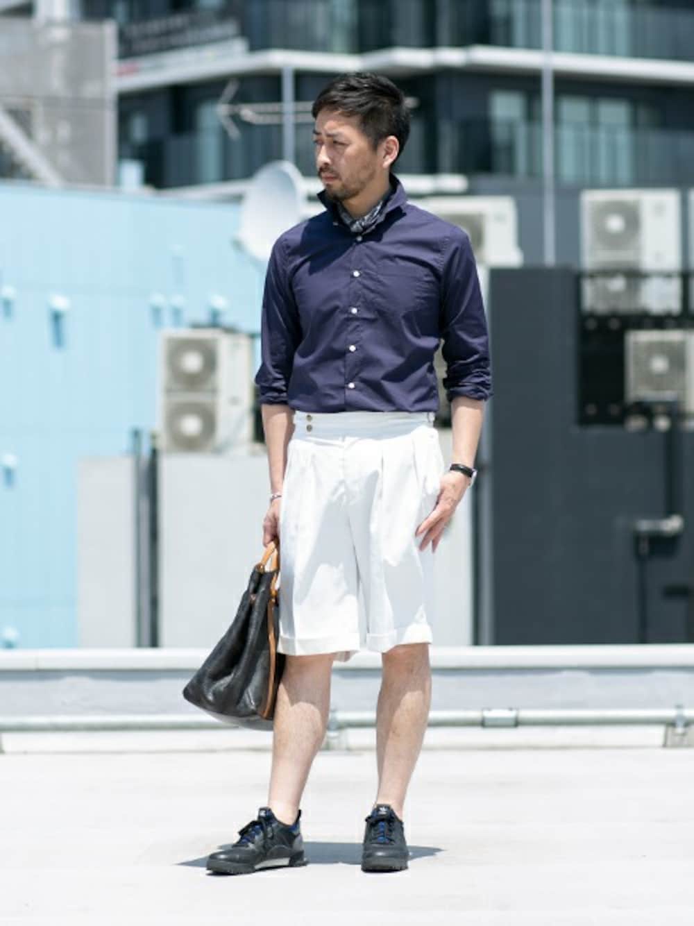 ブルー系のシャツ/ブラウス、ホワイト系のその他パンツ、グリーン系のトートバッグを着用したメンズの春コーディネートの1枚目の写真