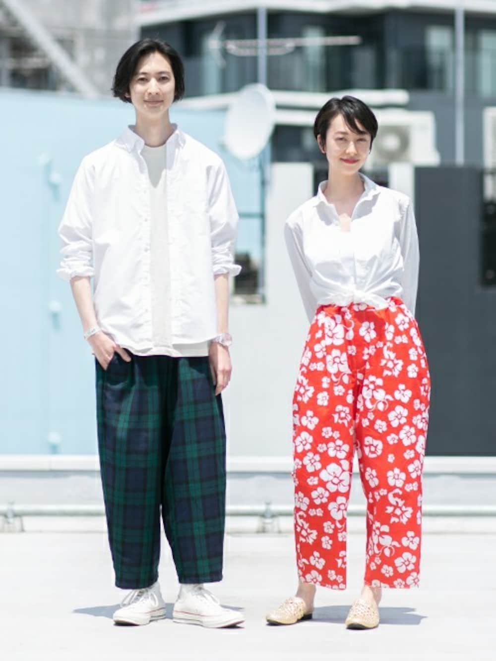 「白シャツ、花柄、チェックパンツ、ボタンダウンシャツ、ナノユニバース、nano・universe、ペアルック、太めのパンツ、ボタニカル柄、カジュアルコーデ」｜「NANO universeの【一晩で乾く機能性】ONE NIGHT DRY OX BDシャツ（シャツ/ブラウス、ホワイト系）」を使った、nano・universe snapさん（メンズ・182cm）の春コーディネートの1枚目の写真