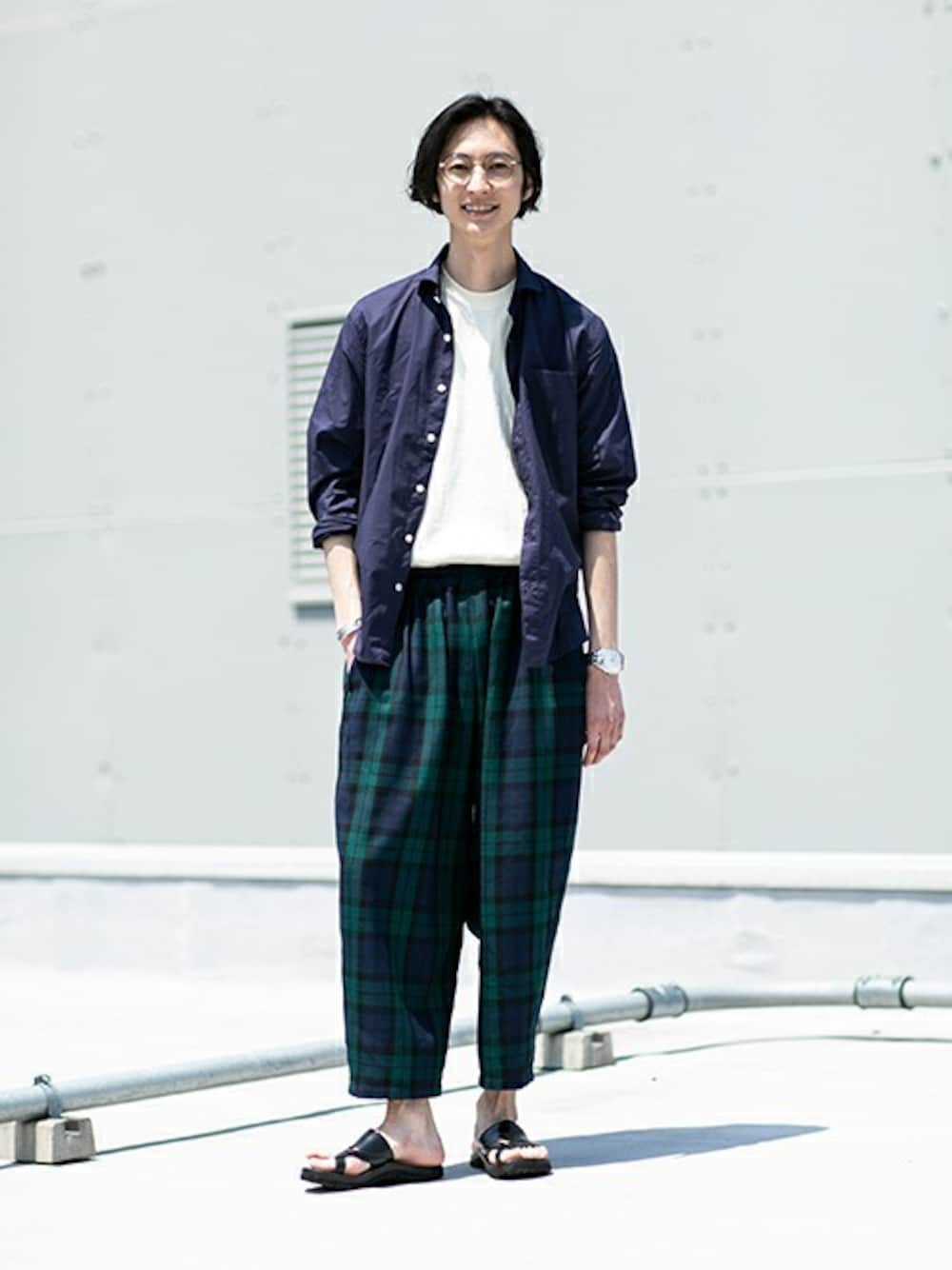 「ネイビー、眼鏡、ワイドパンツ、チェックパンツ、クロップドパンツ、サンダル、タックイン、ナノユニバース、nano・universe、カジュアルコーデ」｜「NANO universeの【吸水速乾性】ONE NIGHT DRY カッタウェイシャツ（シャツ/ブラウス、ブルー系）」を使った、nano・universe snapさん（メンズ・182cm）の春コーディネートの1枚目の写真