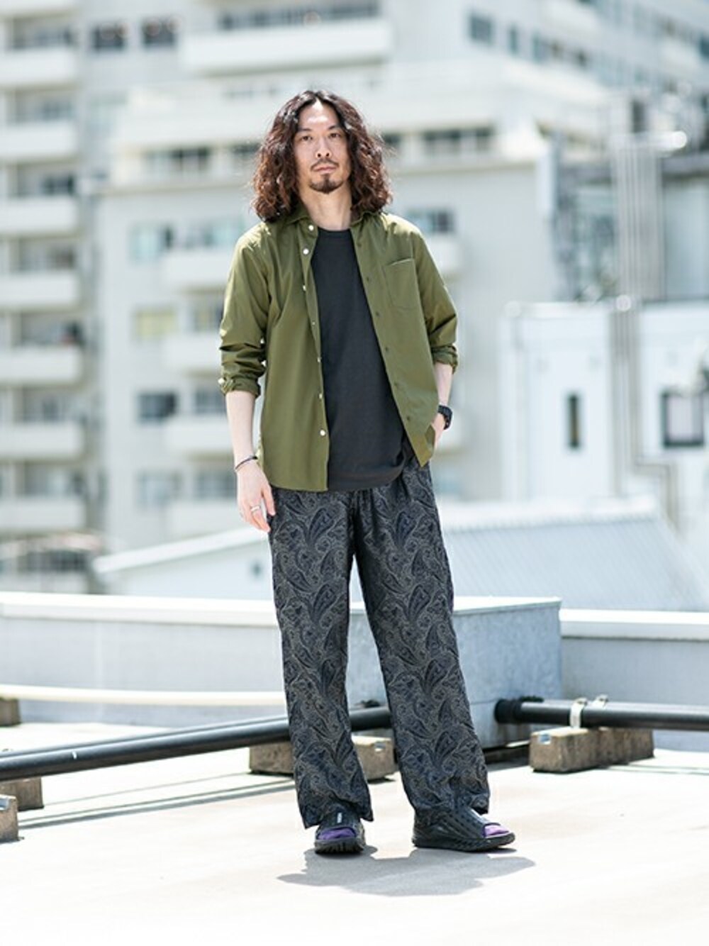 「ミリタリー、カジュアル、カーキ、サンダル、ペイズリー、ナノユニバース、nano・universe、ニードルス、カジュアルコーデ、サンダルに靴下」｜「NANO universeの【吸水速乾性】ONE NIGHT DRY カッタウェイシャツ（シャツ/ブラウス、グリーン系）」を使った、nano・universe snapさん（メンズ・175cm）の春コーディネートの1枚目の写真