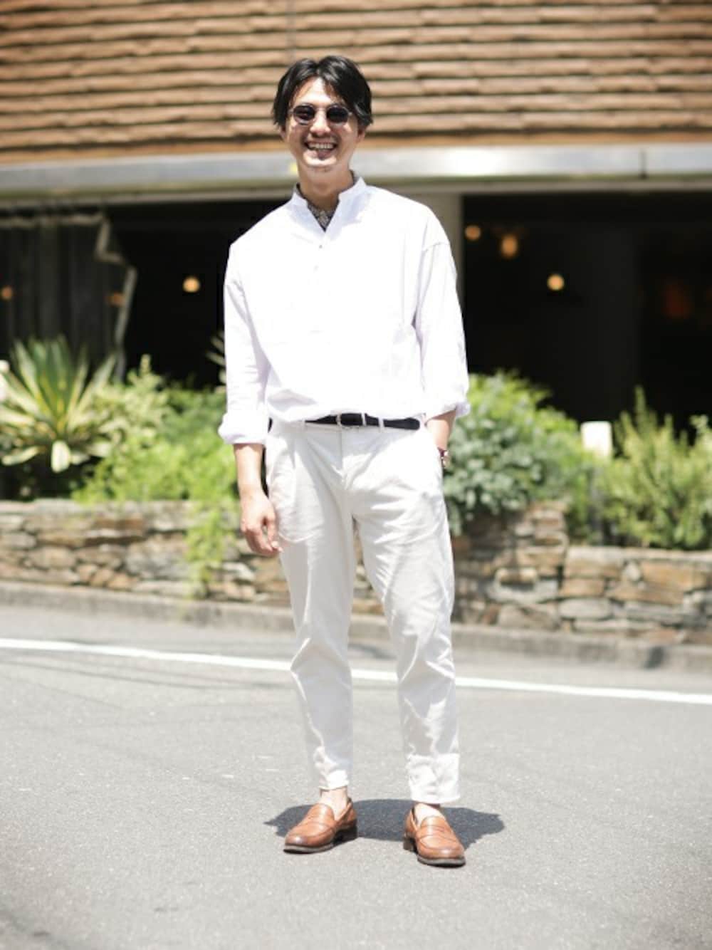 ホワイト系のシャツ/ブラウス、シルバー系のサングラスを着用したメンズの夏コーディネートの1枚目の写真